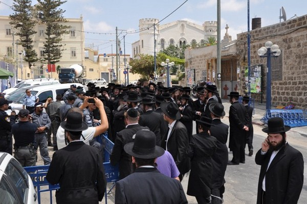 بالفيديو: الشرطة تعتدي بالضرب على الحارديم أثناء تظاهرتهم أمام المستشفى الفرنسي بيافا